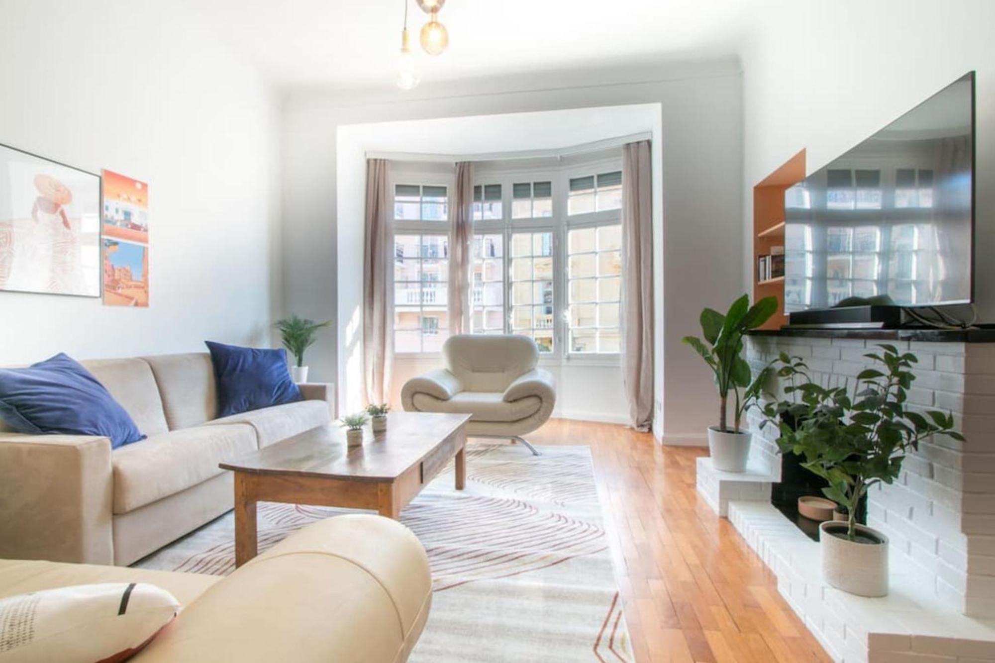 Spacious 2-Bedroom In The Centre Of Ментона Экстерьер фото