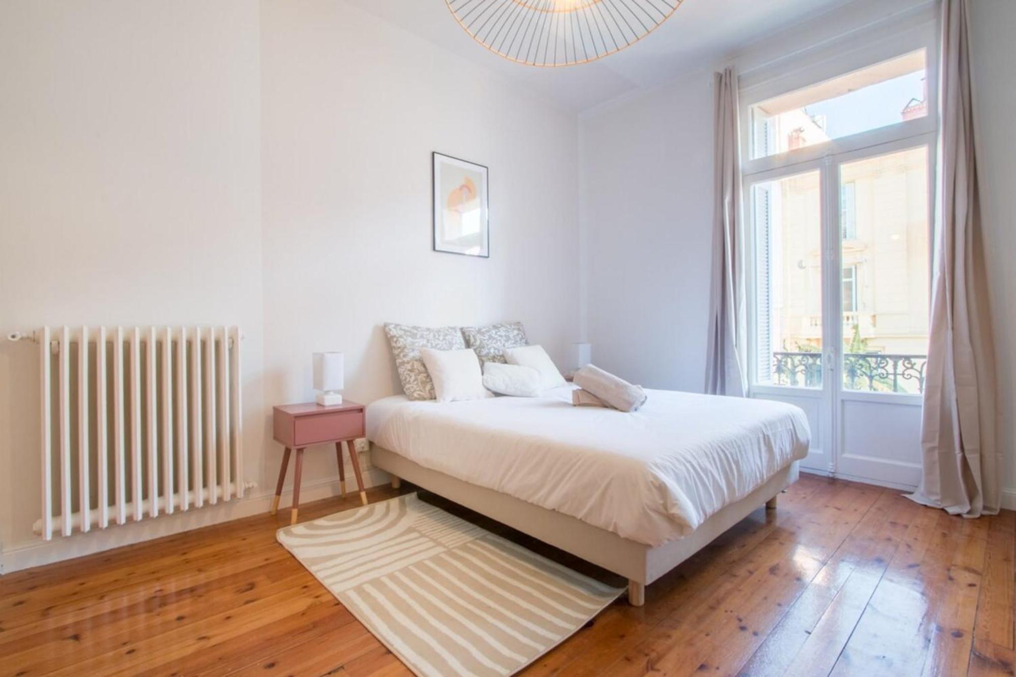 Spacious 2-Bedroom In The Centre Of Ментона Экстерьер фото