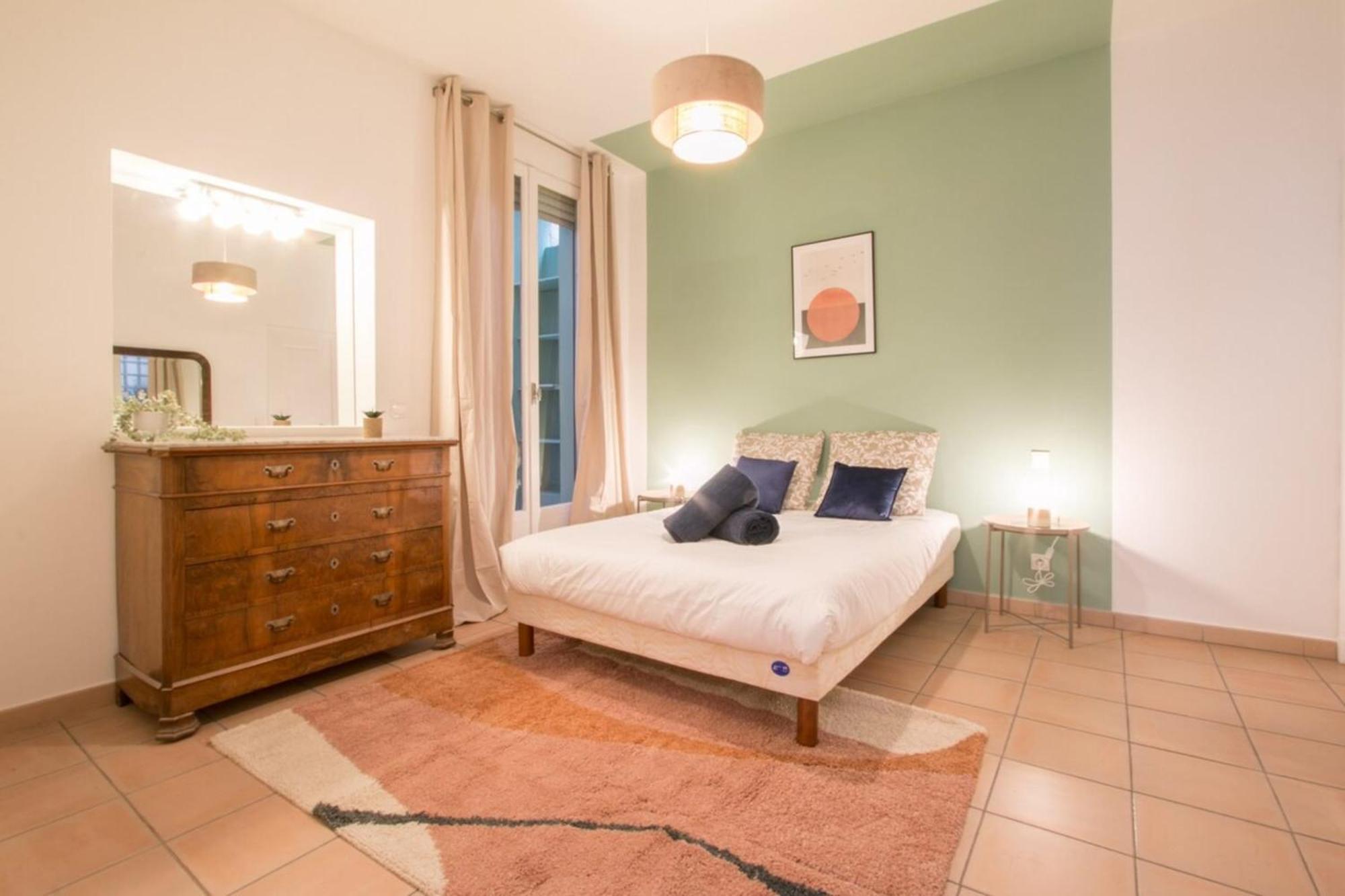 Spacious 2-Bedroom In The Centre Of Ментона Экстерьер фото