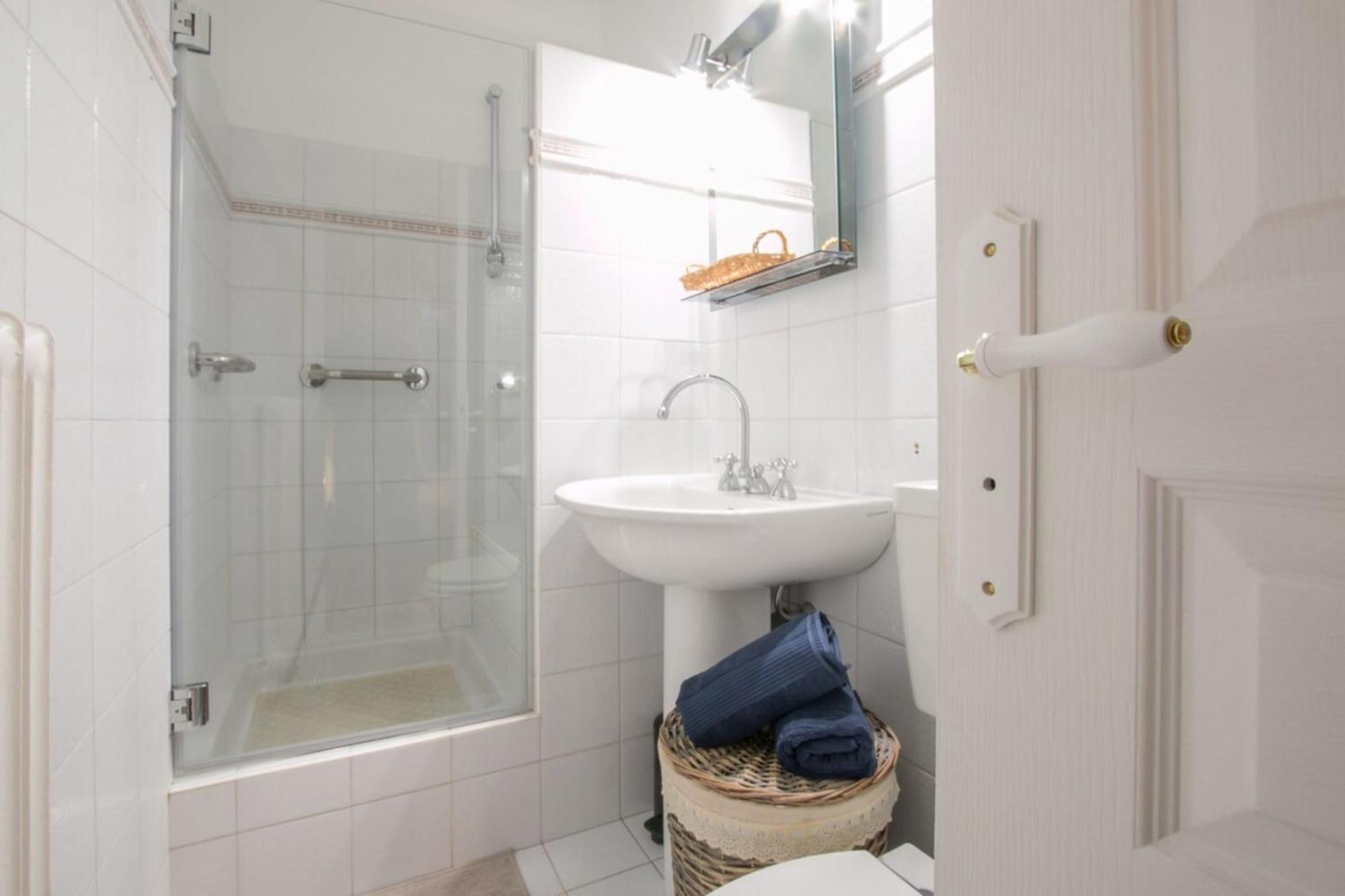 Spacious 2-Bedroom In The Centre Of Ментона Экстерьер фото